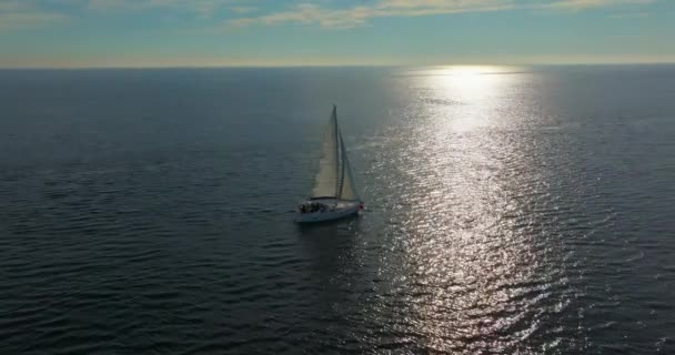 航景游艇在开阔的海面上航行 Yachting视频 上面的游艇 刮风时的游艇 — 图库视频影像
