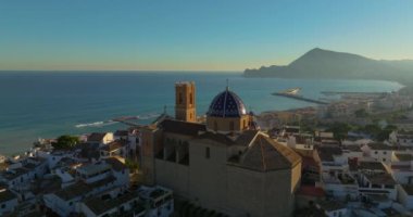Altea şehrinin havadan görünüşü ve pitoresk Akdeniz kıyısı. İspanya. Altea şehrinin simgesi olarak dağdaki antik bir Katolik kilisesi..