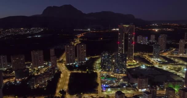 スペインのベニドルムで夜に沿岸の建物の空中ビュー 海による現代都市 — ストック動画