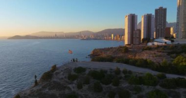 Benidorm gökdelenlerinin, otellerin ve tatil beldelerinin, Benidorm sahil şeridinin, İspanya 'nın hava manzarası