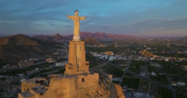 从空中俯瞰蒙塔古多基督城堡 以抵御日落和西班牙穆尔西亚城市景观 位于里约热内卢Concorvado山顶的基督的复制品 — 图库视频影像