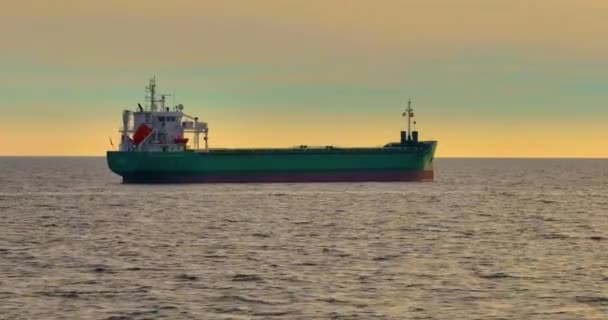 Légi Felvétel Egy Nagy Teherhajóról Ami Sebességgel Halad Kék Óceán — Stock videók