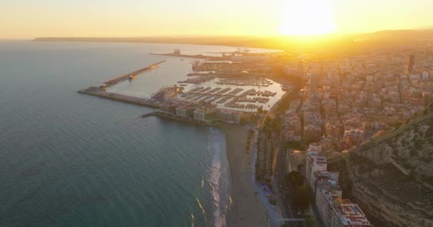 日落笼罩在市中心和阿利坎特市的码头上 西班牙 哥斯达黎加A — 图库视频影像
