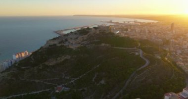 Şehir merkezinde gün batımı ve Alicante şehrinin marinası, Santa Barbara 'nın ortaçağ kalesi. İspanya, Costa Blanca.