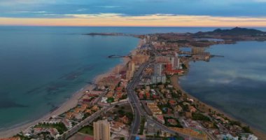 Murcia İspanya Akdeniz kıyısındaki La Manga del Mar Menor 'un hava görüntüsü, günbatımında hava görüntüleri.