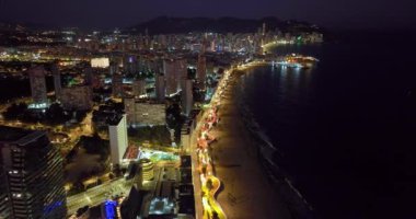 Benidorm, İspanya 'daki kıyı binalarının inanılmaz hava manzarası..