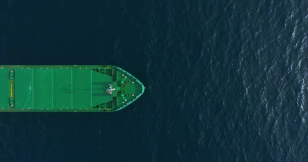Mavi Okyanus Üzerinde Hızla Seyahat Eden Büyük Bir Kargo Gemisinin — Stok video