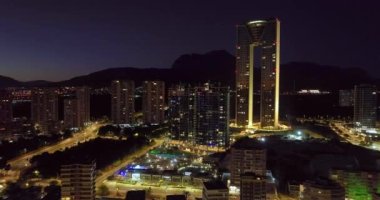 Benidoror adında bir sahil kasabasının klibi. Geceleri Benidorm 'da daireleri olan en uzun ve en pahalı modern ev..