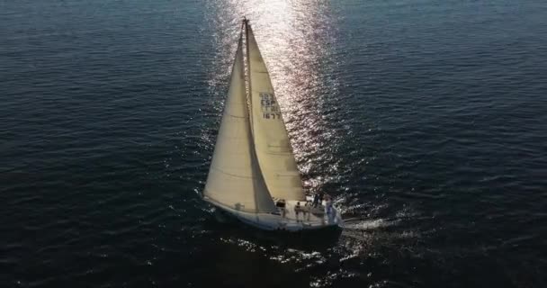Вид Воздуха Яхта Плавает Открытом Море Ветреной Воздушной Подушке Солнце — стоковое видео