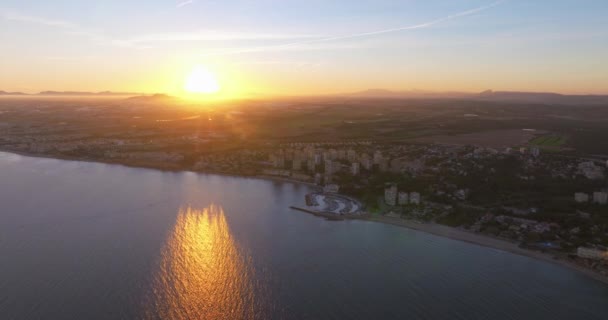 日落时与游艇卡波 罗格在空中俯瞰海湾 阿利坎特西班牙 — 图库视频影像