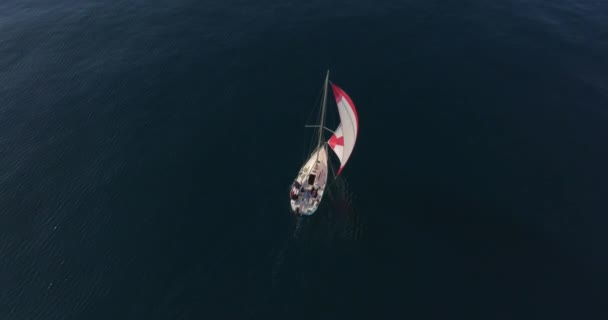 Flygfoto Yacht Seglar Öppet Hav Blåsig Dag Antenn Sol Skina — Stockvideo