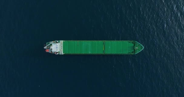 Yukarıdan Aşağıya Yeşil Büyük Kargo Gemisi Denize Demir Attı — Stok video