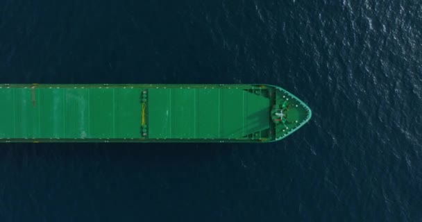 Widok Góry Dół Zielony Duży Drobnicowy Statek Pasażerski Zakotwiczony Morzu — Wideo stockowe