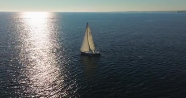 Egy Jachtot Követünk Naplementébe Nagy Vitorlás Jachthajó Óceánon Egy Napsütéses — Stock videók