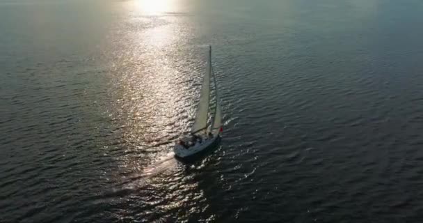 Отслеживающий Выстрел Вслед Яхтой Закат Большая Парусная Яхта Плывущая Океану — стоковое видео