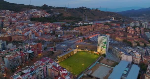 Πετώντας Πάνω Από Βαρκελώνη Ηλιοβασίλεμα Ισπανία Δρόμοι Και Σπίτια Στα — Αρχείο Βίντεο