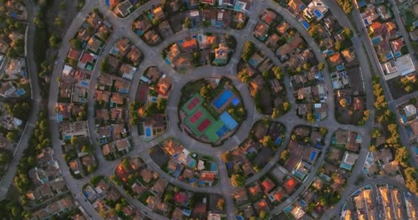 从空中俯瞰郊区的当代房屋 美国郊区的空中景观 建立拍摄美国郊区 单户住宅 茂密的绿地 — 图库视频影像