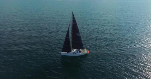 Отслеживающий Выстрел Вслед Яхтой Закат Большая Парусная Яхта Плывущая Океану — стоковое видео