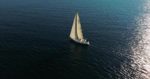 Biały Nowoczesny Jacht Żaglowy Niebieskiej Ciepłej Wodzie Widok Drona Statku — Wideo stockowe
