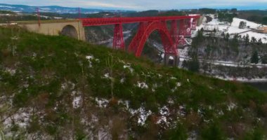 Garabit Viaduct 'un insansız hava aracından kış manzarası, Fransa' daki demiryolu kemeri köprüsü..