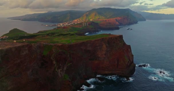 エアリアルビューマデイラ島 ポンタ サンロスコの大西洋の海と風光明媚な山の風景の鋭い岩 ポルトガル — ストック動画