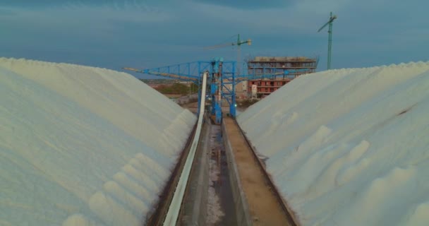 Pohled Solnou Továrnu Vedle Moře Suroviny Velkých Objemech Jsou Připraveny — Stock video