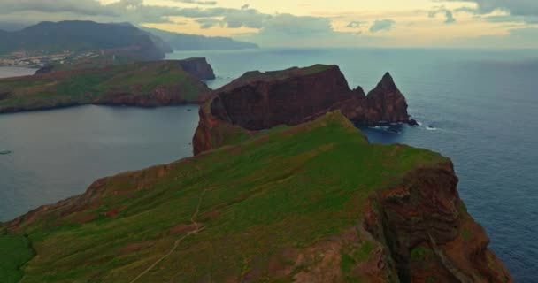 大西洋の日の出にマデイラ島の素晴らしい風景 島の東部でマデイラ島の岬の緑で覆われた岩 ポルトガル — ストック動画
