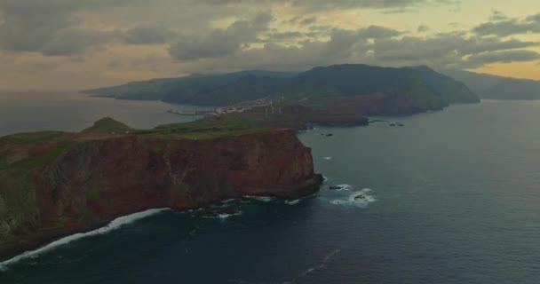 ポンタ サンロスコの大西洋の日の出にマデイラ島の素晴らしい風景 ポルトガル — ストック動画
