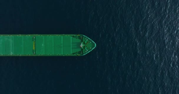 Вид Сверху Зеленый Насыпной Авианосец Стоящий Якоре Море Спокойной Воде — стоковое видео