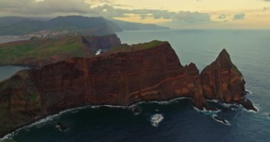 Atlantik Okyanusu 'nda, Ponta de Sao Lorenco' da güneş doğarken Madeira adasında muhteşem bir manzara. Portekiz.