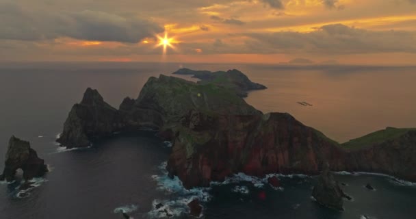 ポンタ サンロスコの大西洋の日の出にマデイラ島の素晴らしい風景 ポルトガル — ストック動画