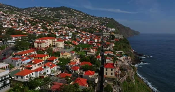 Funchal Madeira 포르투갈의 수도와 도시의 지붕과 해안선을 드론을 — 비디오