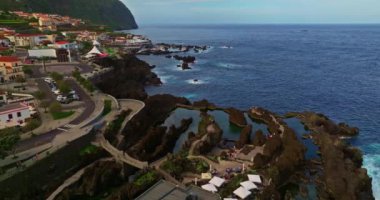 Atlantik Okyanusu 'ndaki Madeira adasında Porto Moniz' in güzel volkanik havuzları. Portekiz.