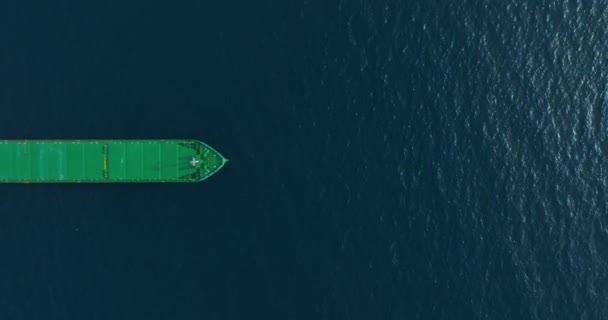 Bovenaanzicht Van Groene Bulkcarrier Verankerd Zee Rustig Water Gedurende Dag — Stockvideo