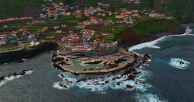 Atlantik Okyanusu 'ndaki Madeira adasında Porto Moniz' in güzel volkanik havuzları. Portekiz.