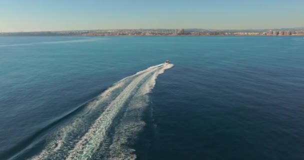 Вид Воздуха Движущуюся Лодку Моря Верхний Вид Парусной Лодки Вид — стоковое видео