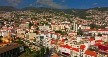 Portekiz 'in Madeiras başkenti Funchal' ın havadan görünüşü. İnsansız hava aracı Madeira Adası 'ndaki evlerin üzerinden uçuyor..