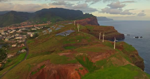 풍차의 새벽에 언덕에 카니칼 마데이라 포르투갈 — 비디오