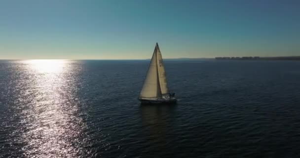 Вид Воздуха Яхту Плывущую Открытому Морю Солнечном Свете Морской Пейзаж — стоковое видео