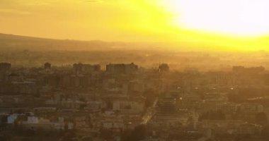 Günbatımında Torrevieja 'nın kumsal ve koylarının havadan görünüşü, Alicante ili, İspanya.