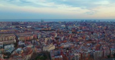 Gün batımında Barselona kentinin gökyüzü manzarası. Katalonya, İspanya. Drone denize doğru uçuyor..