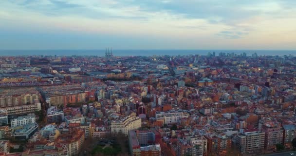 Gün Batımında Barselona Kentinin Gökyüzü Manzarası Katalonya Spanya Drone Denize — Stok video