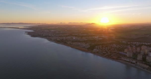 西班牙阿利坎特省日落时分Torrevieja海滩和海湾的空中景观 — 图库视频影像