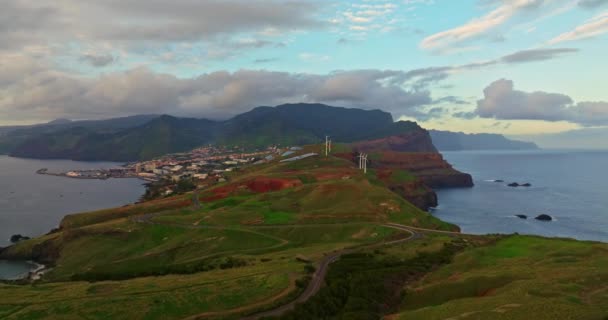 Luftfoto Vindmøller Stående Bakke Havet Ved Daggry Canical Madeira Portugal – Stock-video