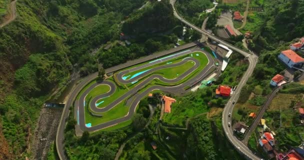 Luchtfoto Karting Track Een Pittoreske Plek Tussen Bergen Het Eiland — Stockvideo