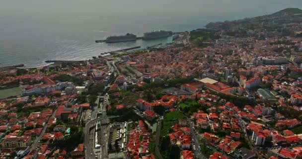 ポルトガルのマデイラ島の首都であるFunchalの晴れた観光都市の信じられないほどのドローンビュー クルーズ船が通話し 多くの観光客が一年中来る観光島 — ストック動画