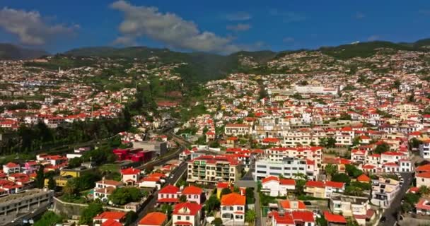 Vista Aérea Funchal Capital Madeira Portugal Drone Vuela Sobre Casas — Vídeo de stock