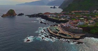 Atlantik Okyanusu 'ndaki Madeira adasında Porto Moniz' in güzel volkanik havuzları. Portekiz.