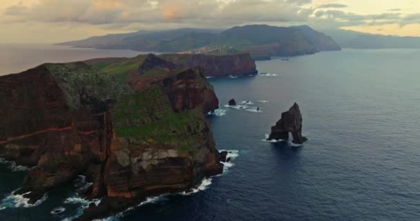 Vista Aérea Ilha Madeira Rocha Afiada Oceano Paisagem Montanhas Cênicas — Vídeo de Stock