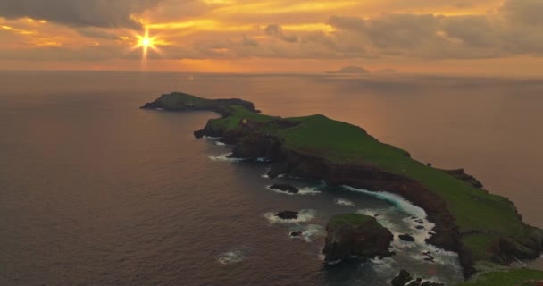 Paisagem Incrível Ilha Madeira Nascer Sol Oceano Atlântico Rochas Cobertas — Vídeo de Stock